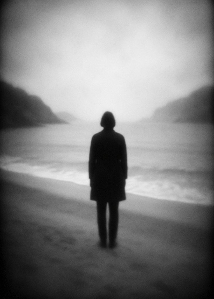 Fotografia stenopeica in bianco e nero con atmosfera onirica e morbidezza diffusa