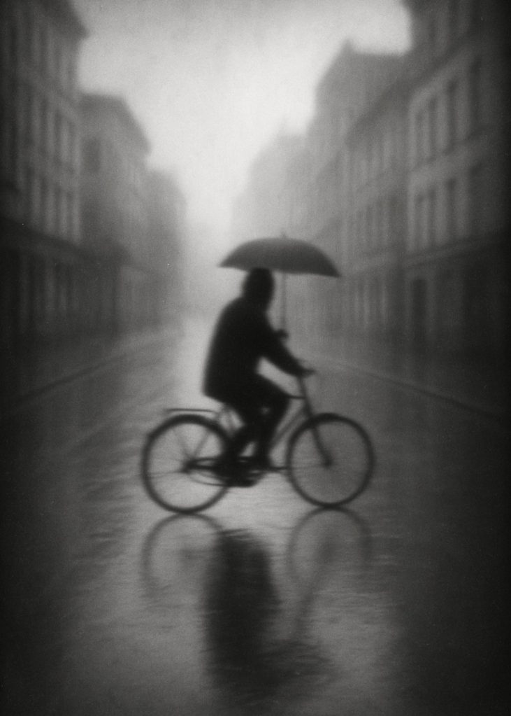 Scatto stenopeico digitale in bianco e nero che evoca silenzio e sospensione