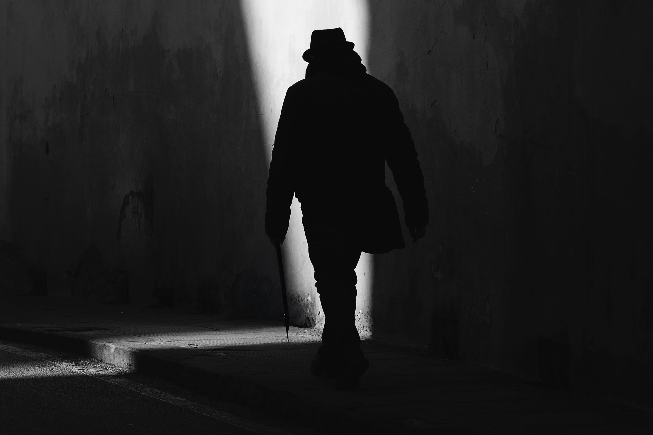 Silhouette di un passante in controluce nella fotografia di strada