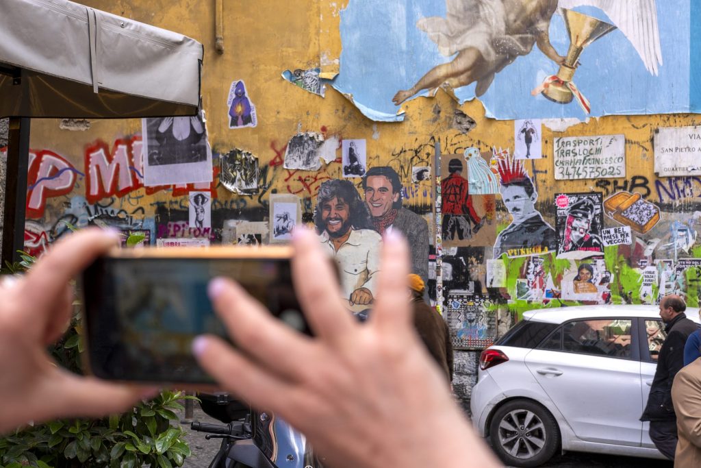 Quartieri Spagnoli, Napoli: vicolo con panni stesi e colori vivaci