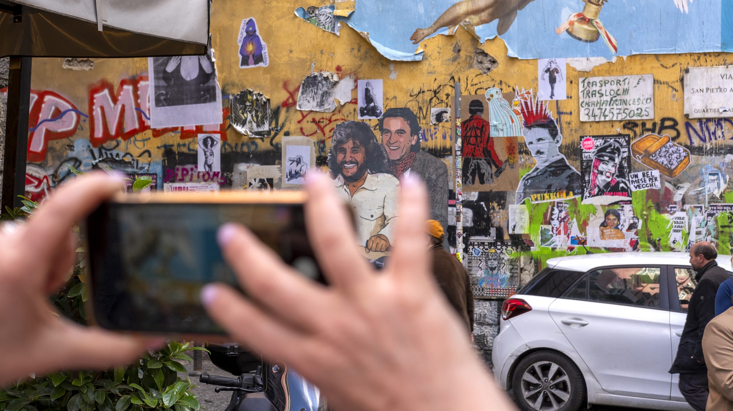 Scena di street photography a Napoli: vita quotidiana nei vicoli