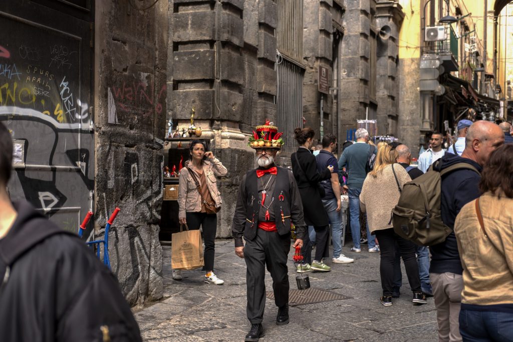 Scena di street photography a Napoli: vita quotidiana nei vicoli
