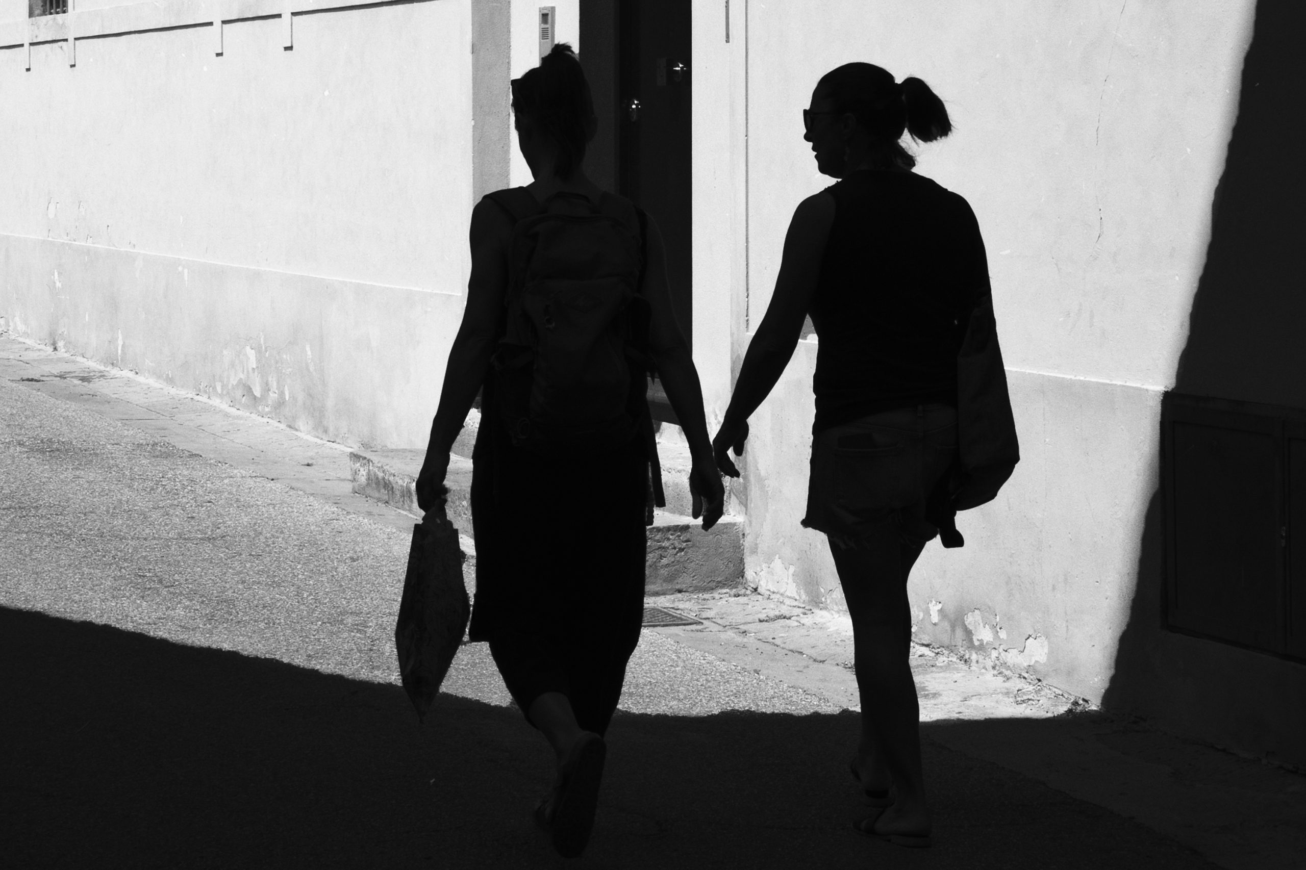 Silhouette di un passante in controluce nella fotografia di strada