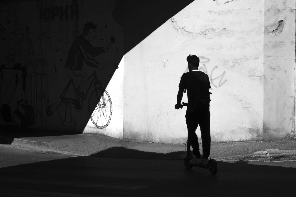 Silhouette di un passante in controluce nella fotografia di strada