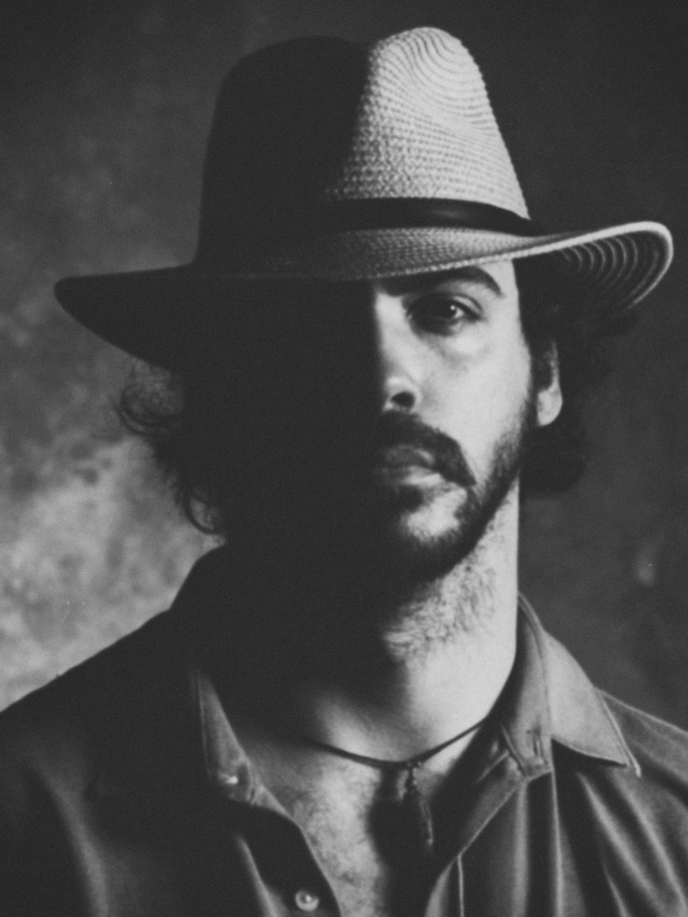 Scatto fuori fuoco in bianco e nero, ritratto che celebra la forza dell’autenticità e del tentativo.