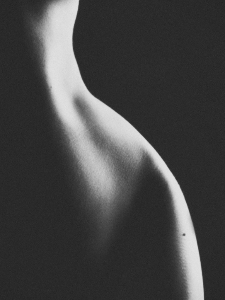 Ritratto in bianco e nero sfocato che racconta il diritto di sbagliare in fotografia.