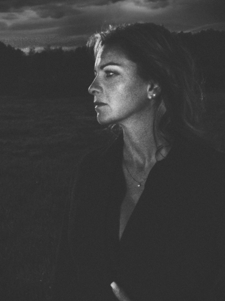 Figura ritratta in modo volutamente impreciso, tra silenzio, fragilità e fascino.