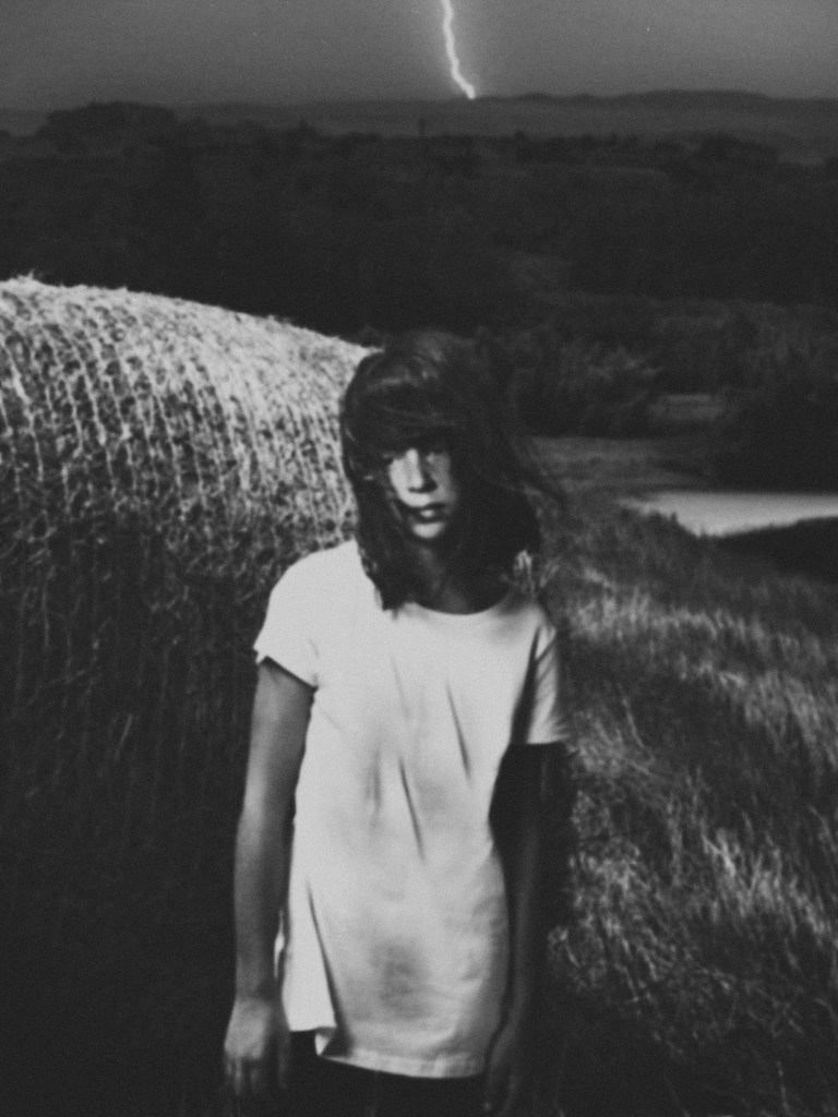 Volto fuori fuoco in un’immagine che celebra il diritto di esplorare e sbagliare in fotografia.