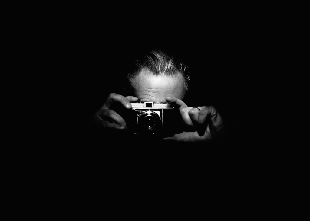 Scopri come lo spazio negativo nella fotografia contemporanea valorizza il soggetto