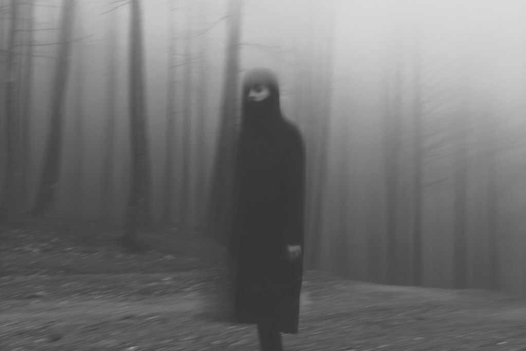 Paesaggio nebbioso, composizione minimalista.