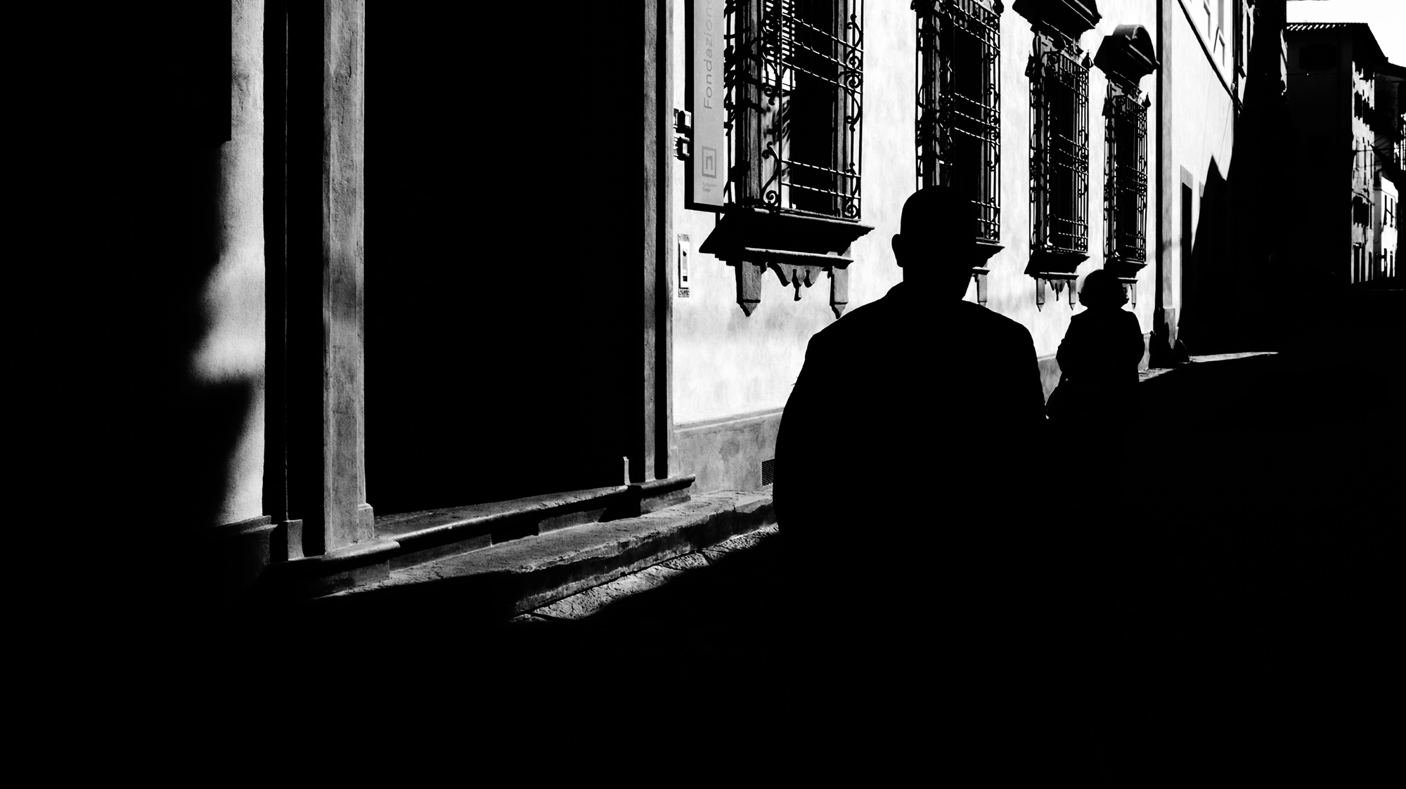 Fotografia autoriale in bianco e nero realizzata con smartphone, con forte contrasto e attenzione alle ombre.