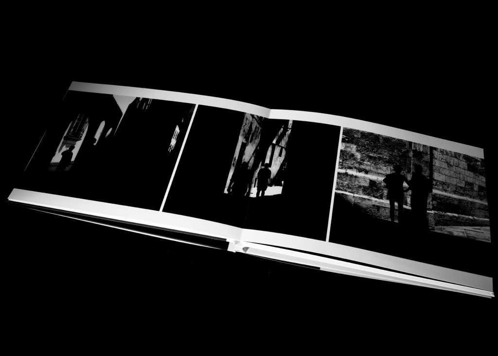 Sagoma scura contro una forte fonte luminosa, composizione street minimalista.