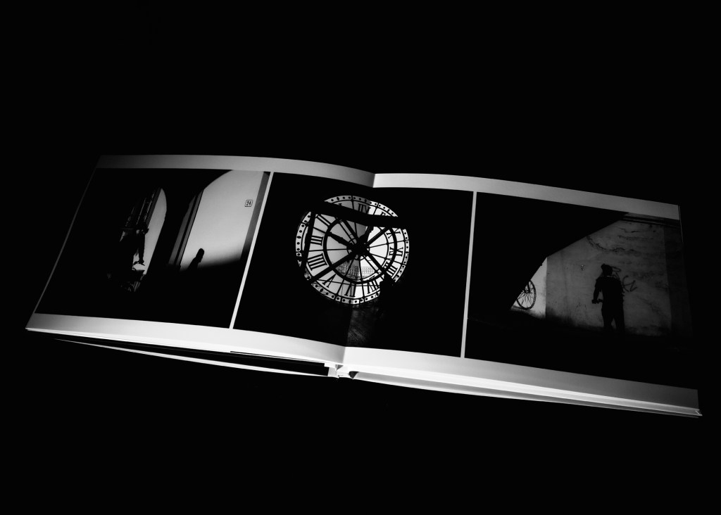 Gioco di luci e ombre su un marciapiede cittadino, fotografia street in bianco e nero