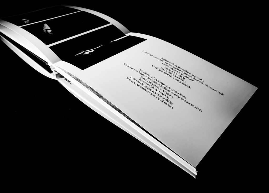 Figura solitaria attraversa una zona luminosa tra ombre profonde, street photography drammatica.”
“Persona in movimento catturata in silhouette, atmosfera urbana contrastata e minimale