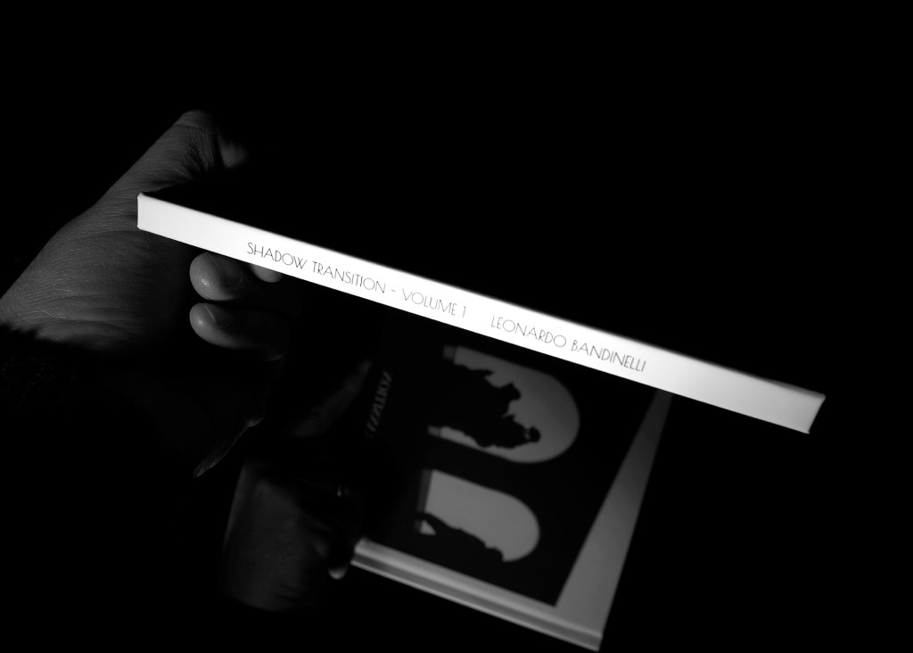 Silhouette in controluce in una strada urbana, fotografia street in bianco e nero ad alto contrasto