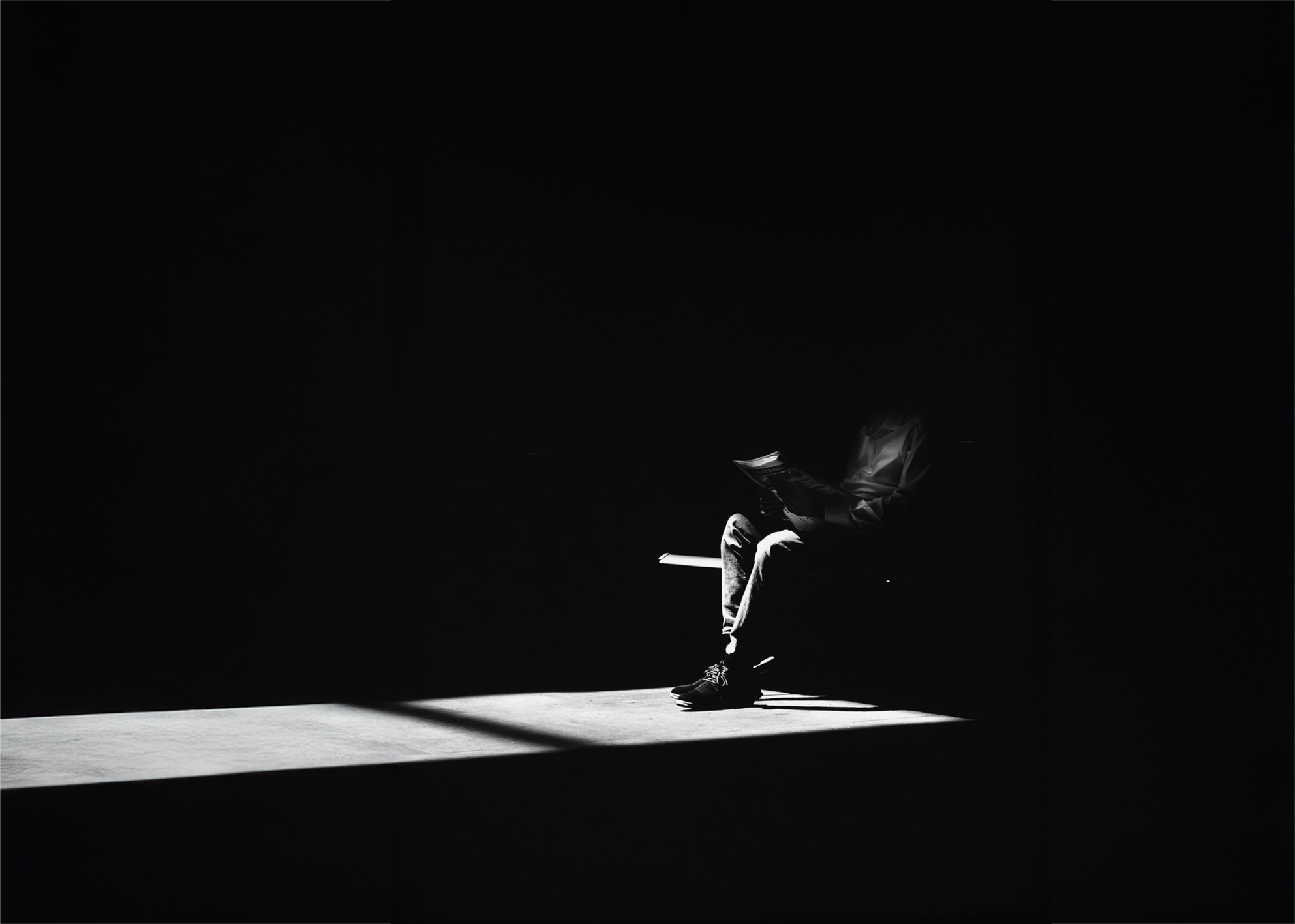 Fotografia street minimalismo assoluto spotlight figura isolata nero dominante esistenziale geometria bianco nero. Street photography absolute minimalism spotlight isolated figure dominant black existential geometry black white art