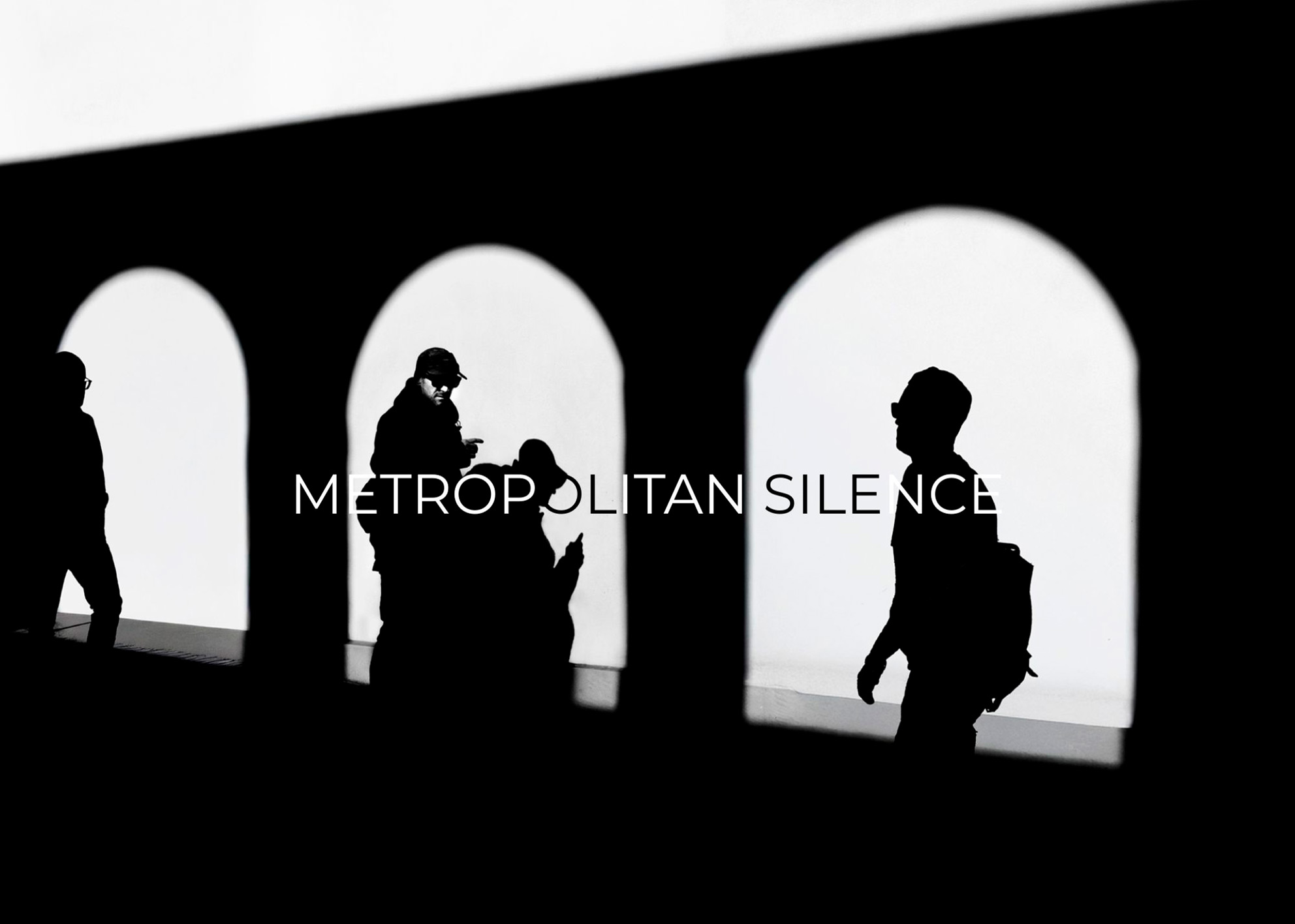 Fotografia street archi romanici trittico silhouette multiple architettura italiana geometria narrativa bianco nero. Street photography romanesque arches triptych multiple silhouettes italian architecture geometry narrative black white museum art