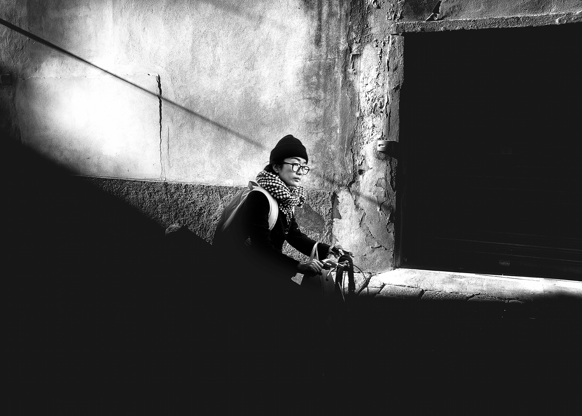 Fotografia street ritratto urbano geometria diagonale luce ombra muro texture bianco nero momento decisivo. Street photography urban portrait diagonal geometry light shadow wall texture black white decisive moment art