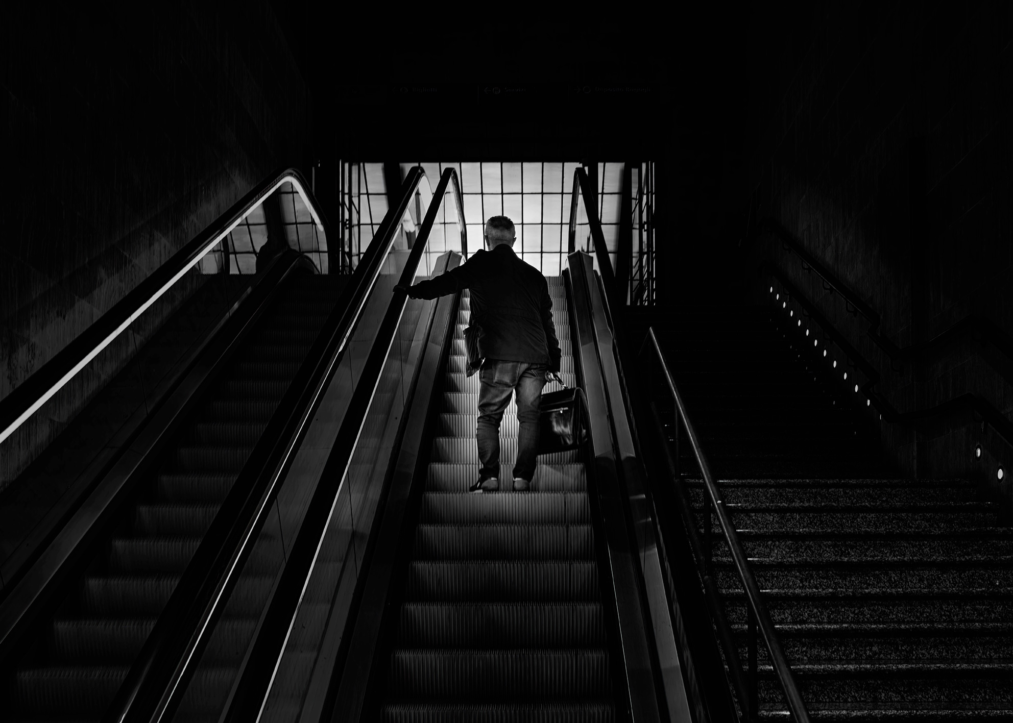 Fotografia street notturna stazione metro ritratto urbano chiaroscuro folla città contemporanea bianco nero. Street photography night station metro urban portrait chiaroscuro crowd contemporary city black white documentary